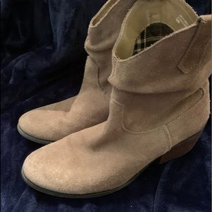 Mid rise cowgirl suede boots. Gently worn
